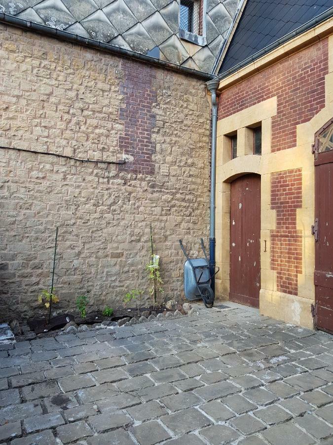 Appartement Atypique - 2 Chambres - Rue Calme Dans Centre Ville Sedan Kültér fotó